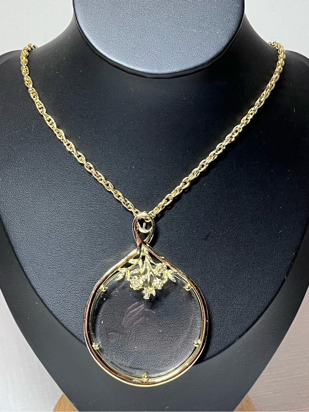 Vintage gold-tone magnifying glass pendant necklace
ornate floral